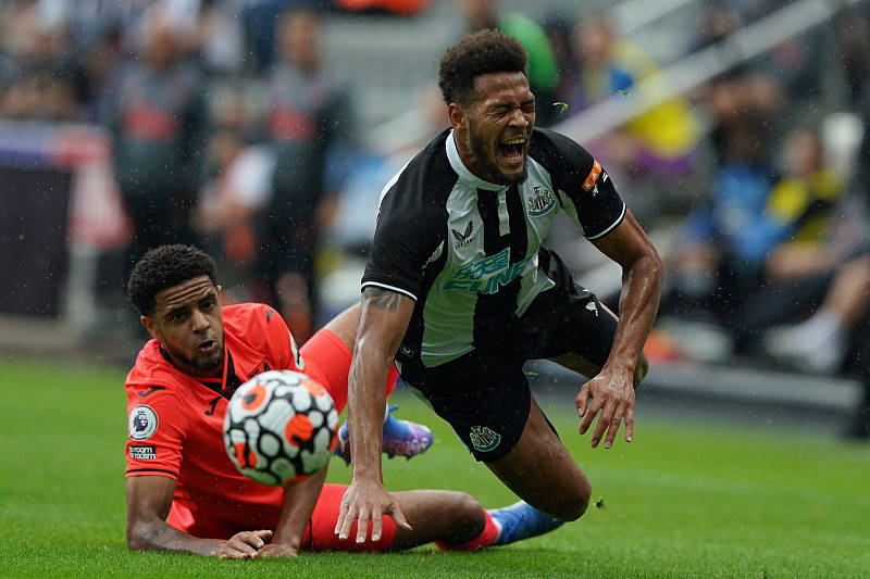 关于纽卡斯尔扭转局面，取得重要胜利的信息